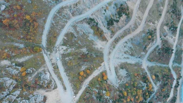 <p> 2016 yılında 'www.dangerousroads.org' adlı site tarafından ‘dünyanın en tehlikeli yolu’ seçilen Derebaşı virajları, Trabzon ile Bayburt'u, en kısa mesafe olan 3 bin 500 metre yükseklikteki Soğanlı Dağı üzerinden birbirine bağlıyor. Araçla yolculuk etmenin cesaret istediği 13 keskin virajlı yol, bölge turizmine kazandırılmasıyla son yıllarda adrenalin tutkunlarının da gözdesi oluyor.</p>
