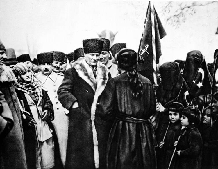 <p><strong>Tam bağımsızlığa giden ilk adım</strong><br />
 </p>

<p>Karadeniz yoluyla 19 Mayıs 1919'da Samsun'a çıkan Mustafa Kemal, 22 Haziran 1919'da Amasya Genelgesi'ni yayımladı. Türk milletine, "Vatanın bütünlüğünün ve milletin bağımsızlığının tehlikede olduğunu, azim ve kararlılıkla vatanın kurtarılması için Sivas'ta bir kongre toplanacağını" bildirdi. Ayrıca Osmanlı Hükümeti'nin verdiği görevden ve askerlikten istifa ederek, 23 Temmuz 1919'da Erzurum'da, 4 Eylül 1919'da Sivas'ta toplanan kongrelerin başkanlığını yaptı.</p>
