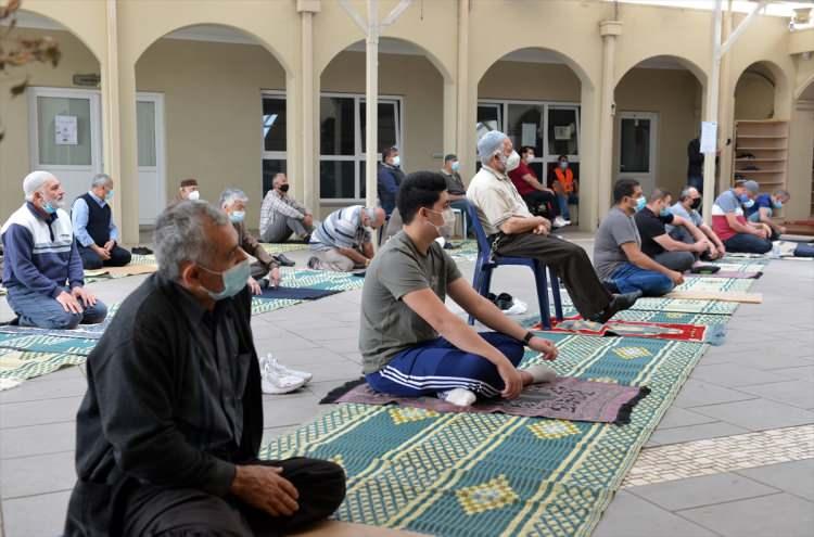 <p>Bugünden itibaren COVID-19 tedbirlerine uyarak camide vakit namazlarını da kılacaklarını hatırlatan Uyar. "İnanın sanki şimdiye kadar hiç cuma namazı kılmamış gibiyiz, hakikaten çok özledik, çok özlemişiz, cemaatimiz de öyle. </p>
<p> </p>