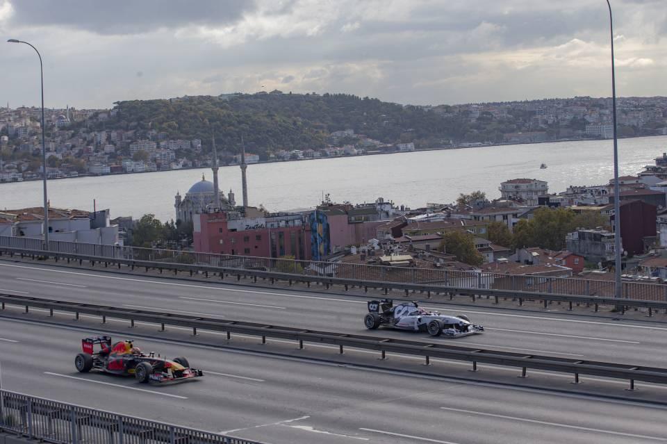 <p>Biz de bunu göze alarak aslında Formula 1'in Türkiye'ye ilk açıklamayı yaptığı andan itibaren İletişim Başkanlığı'mızın öncülüğünde bütün devlet kurumlarımızın, hükümet yetkililerimizin katılımıyla aslında neler yapabiliriz, ülkemizin tanıtımına Formula 1'in katkı sağlamasını nasıl temin edebiliriz diye düşündük ve böyle bir organizasyon fikri ortaya çıktı. </p>
