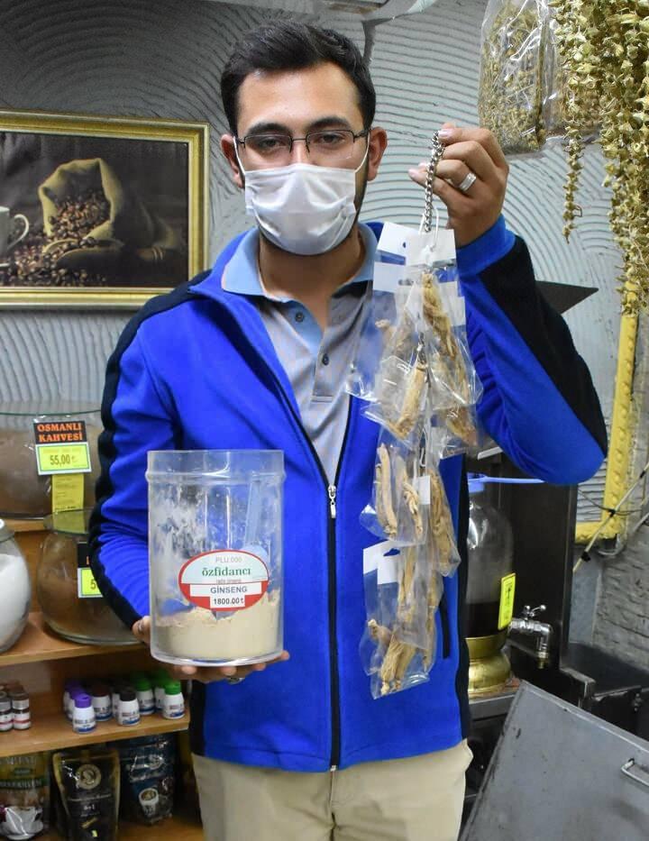 <p> Ginseng, vücutta dengeleyici bir etki yaratarak kişiyi sinir ve stresten de koruyor. Güçlü antioksidan özelliği sayesinde grip, nezle gibi basit hastalıkların dışında kanser gibi ciddi rahatsızlıklara yakalanma riskini azaltıyor. Ginsengin vücuda faydası kadar fiyatı da dikkat çekiyor. Toz halinde kilosu bin 800, kök halinde ise 2 bin TL'den satılan ginseng, altınla yarışıyor.</p>
