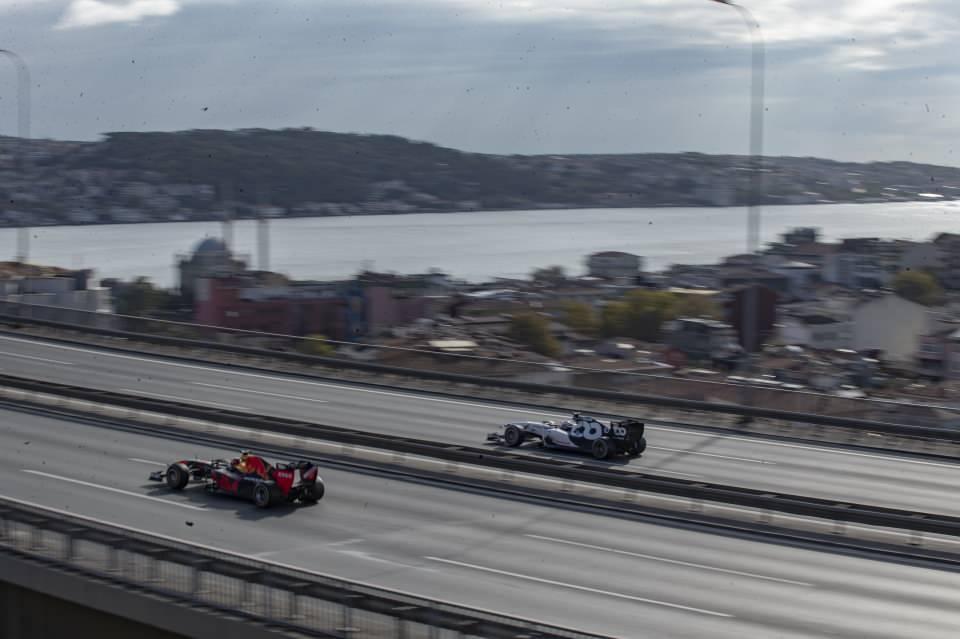 <p> 15 Temmuz Şehitler Köprümüzdeyiz. Burada 2 Formula 1 aracı karşılıklı, kıtalar arası geçiş yapacaklar ve kıtalar arası bir pit-stop yapılıyor. Bu da dünyada bir ilk olacak" ifadelerini kullandı. </p>
