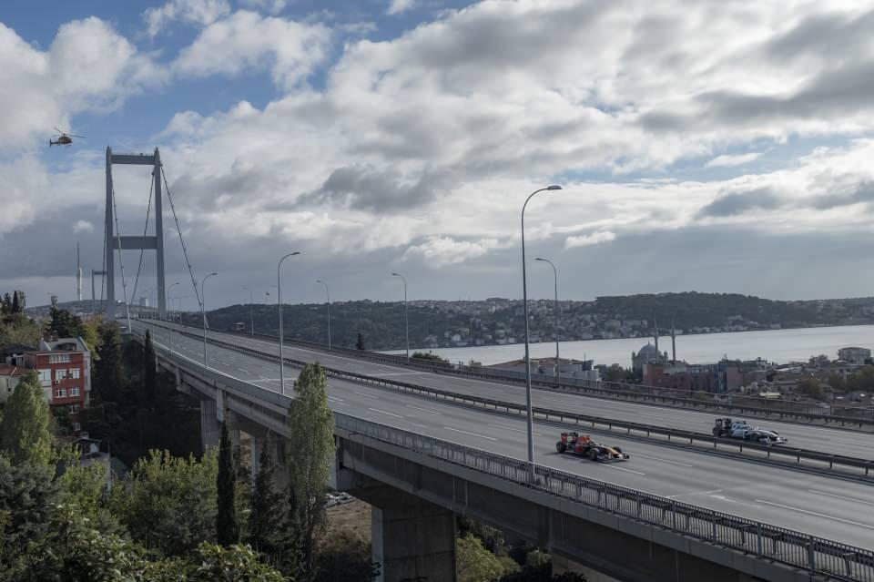 <p>Formula 1 yarışlarının 14. etabı "Formula 1 DHL Turkish Grand Prix 2020" öncesi, İstanbul tanıtımı yapılan çekimler kapsamında 15 Temmuz Şehitler köprüğü trafe kapatıldı.</p>

<p> </p>
