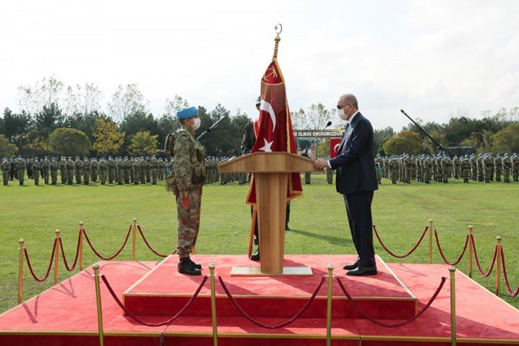 <p>Cumhurbaşkanı Recep Tayyip Erdoğan, "Hamdolsun, Türk ordusunun hiçbir birliğinin sancağı, son neferi de can vermeden toprağa düşmemiştir. Vatan topraklarında bin yıldır kesintisiz devam eden mücadelemizin her anında, her cephesinde ecdadımız, bu anlayışla nice destanlar yazmıştır" dedi.</p>
