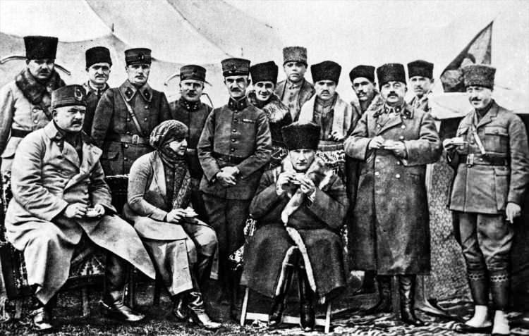 <p>Türkiye Büyük Millet Meclisi (TBMM), onun çabalarıyla 23 Nisan 1920'de Ankara'da tarihi görevine başladı. Mustafa Kemal Atatürk, Meclis ve Hükümet Başkanı seçildi.</p>

<p> </p>
