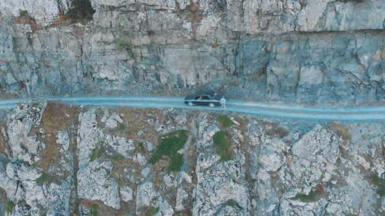 <p>‘Derebaşı virajları’ olarak bilinen yol; arazisindeki sarp kayalıkları ve 13 keskin virajıyla sürücülere zor anlar yaşatıyor. Rus askerleri tarafından 1916 yılında yapıldığı tahmin edilen yolda yer alan virajlar, araçla tek seferde dönülemiyor.</p>