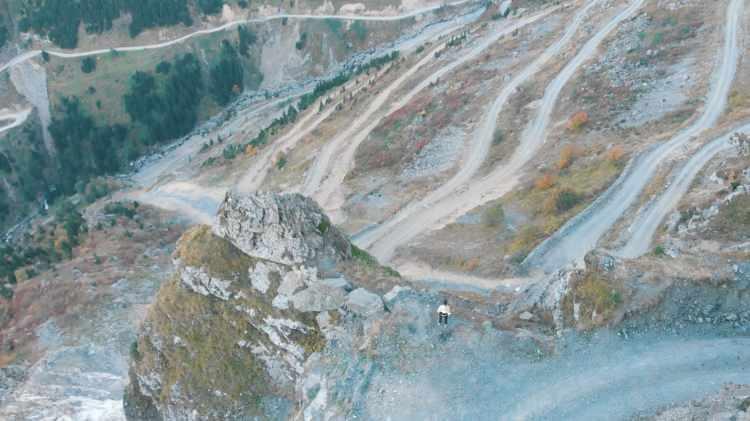 <p>'Derebaşı virajları' diye bilinen yol, Trabzon ile Bayburt'u, en yakın yer olan 3 bin metre yükseklikteki Soğanlı Dağı üzerinden birbirine bağlıyor. Yol, zorlu arazi koşulları nedeniyle yılın 5- 6 ayı kar yüzünden kapalı kalıyor.</p>

