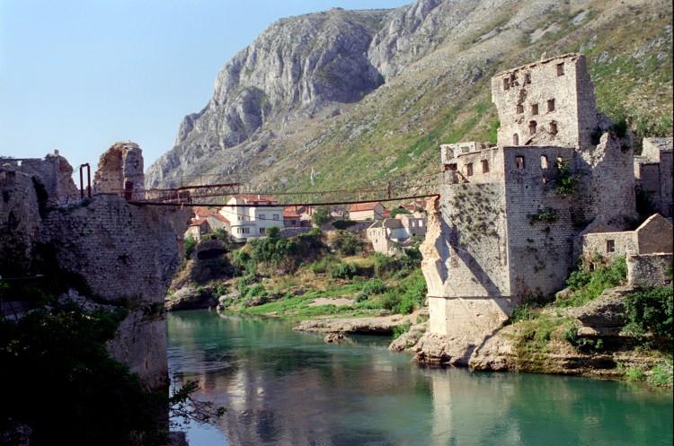 <p>Hırvat birliklerinin 8 Kasım 1993'te başlattığı yoğun top atışlarına dayanamayarak, 27 yıl önce 9 Kasım 1993'te Neretva Nehri'nin sularına gömülen tarihi köprü, yaklaşık 5 asırdır yalnızca şehrin iki yakasını değil, aynı zamanda şehirde yaşayan Boşnak ve Hırvatları da birleştiriyor.</p>

<p> </p>

