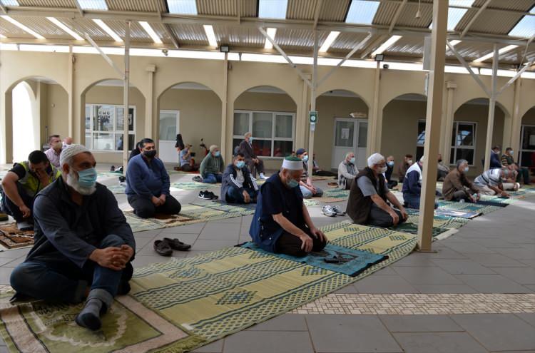 <p>İkinci grupta cuma namazını eda etmek için dışarda sıra bekleyen vatandaşlardan Engin İbal ise 13 Mart'tan sonraki ilk cumayı kılmak için heyecanla beklediklerini hatırlatarak, "Allah bugünü de gösterdi şükürler olsun. Sağ salim bugünlere eriştik, inşallah bu sayı yüzlere, iki yüzlere çıkar da toplum biraz rahatlar." şeklinde konuştu.</p>
<p> </p>