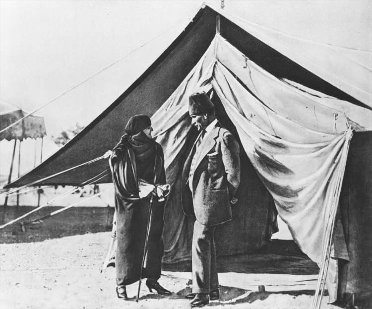 <p>Kendisine "Sizin için orduda her zaman bir görev vardır. Ancak Sofya Ataşemiliterliği'ni daha önemli gördüğümüzden sizi orada bırakıyoruz." cevabının verilmesi üzerine Büyük Önder, Başkomutan Vekili Enver Paşa'ya şu mektubu yazdı:</p>

<p> </p>
