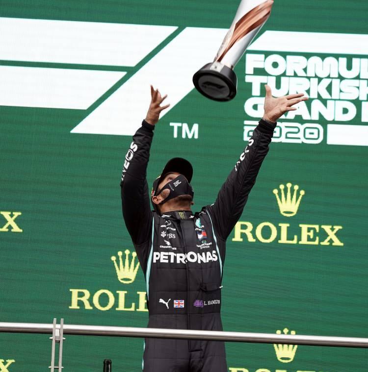 <p>Formula 1’de sezonun 14. yarışı Mercedes takımından Lewis Hamilton’ın zaferi ile sonuçlandı. Hamilton aynı zamanda kariyerinin 7. şampiyonluğunu ilan etti. </p>
