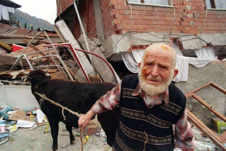 <p>Bu çerçevede özellikle yüksek katlara müsaade etmiyoruz. Bugün Düzce'de maksimum kat yüksekliği zemin artı dörttür. Bütün Düzce için kentsel dönüşüm strateji belgesi hazırladık. Dönüşüme tabi tutulacak olan 8 bölgemiz var.<br />
<br />
<em>FOTOĞRAF: Depremin ardından evi yıkılarak enkaz haline gelen yaşlı bir depremzede sadece hayvanlarını kurtarabilmiş. </em></p>
