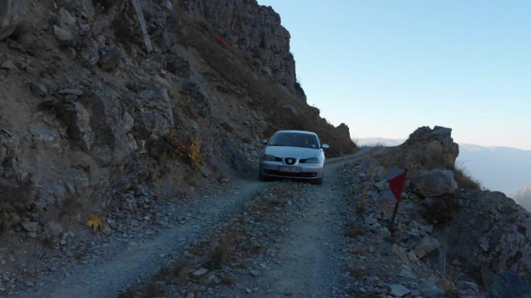 <p><strong>‘2-3 HAMLEYLE DÖNEBİLİYORUZ’</strong></p>

<p>Sürücü Davut Doğan, "Bazen bu yolu kullanıyoruz, gerçekten tehlikeli bir yol. Arabayla ilerlerken uçurumları içimizde hissediyoruz, küçük bir hatada yuvarlanabilirsiniz. </p>
