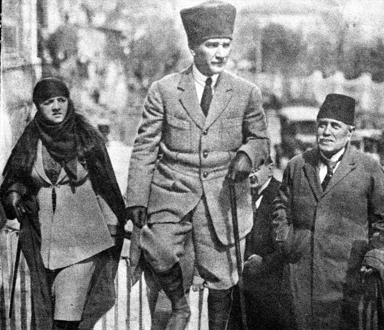 <p>1917'de Filistin ve Suriye'de görevli 7'nci Ordu Komutanlığı'na atanan Atatürk, aynı yıl Veliaht Vahdettin ile Almanya'ya giderek Alman Genel Karargahı ve Alman savaş cephelerinde incelemelerde bulundu.</p>

<p> </p>
