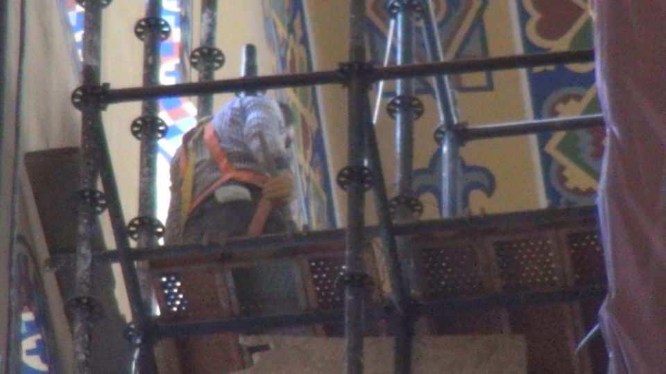 <p>Uzun yıllar m&uuml;ze olarak kullanılan ve 86 yıl sonra,&nbsp; 24 Temmuz'da ibadete a&ccedil;ılan Ayasofya-i Kebir Cami-i Şerifi'nde bulunan dev iskele s&ouml;k&uuml;l&uuml;yor.&nbsp;</p>
