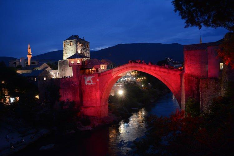<p>Yıkıldığı o kara günde, Mostar halkının kimi öfkeden kimi ise hüzünden gözyaşı döktüğü tarihi köprü, Mostarlılar tarafından "kendilerinden bir parça" olarak görülüyor.</p>

<p> </p>
