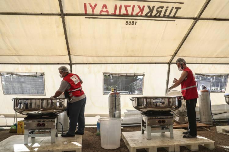<p>İzmir'deki depremin ardından seferber olan T&uuml;rk Kızılay,&nbsp;İzmir'in Buca il&ccedil;esindeki Afet Y&ouml;netim Merkezi'nin bah&ccedil;esinde, depremden yaklaşık 3 saat sonra aşevi kurdu.</p>
