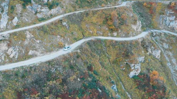 <div>Yoldan geçerken korktuklarını belirten Murat Ateş, "Dünyanın en tehlikeli yolunu görmek istedik. Çok fazla keskin viraj var. Yoldan geçerken ürperdik hatta aşağıya doğru bakınca ödümüz patladı. Acemi sürücüler, sakın bu yoldan geçmesin" diye konuştu.</div>

<div> </div>
