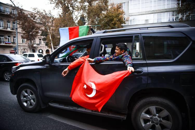 <p>Merhum Cumhurbaşkanı Haydar Aliyev, Şuşa'yı "Bu, Azerbaycan halkının, atalarımızın yarattığı büyük bir anıttır. Şuşa, sadece Şuşa halkı için değil, tüm Azerbaycanlılar için aziz şehir, aziz kale, aziz anıttır." sözleriyle anlatmıştı.</p>

<p> </p>
