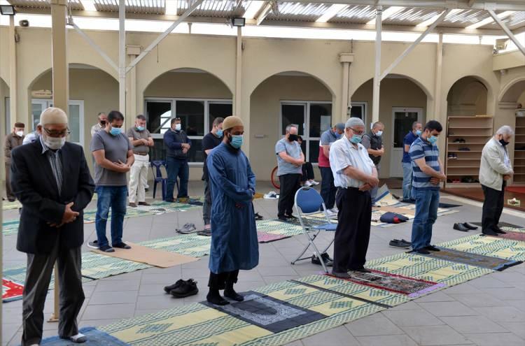 <p>Gerçekten namaz kılmak isteyen çok kişi var, uzun bir sıra oluştu. Bugün Allah’ın izniyle 5 grup halinde cumamızı idrak edeceğiz." ifadelerini kullandı.</p>