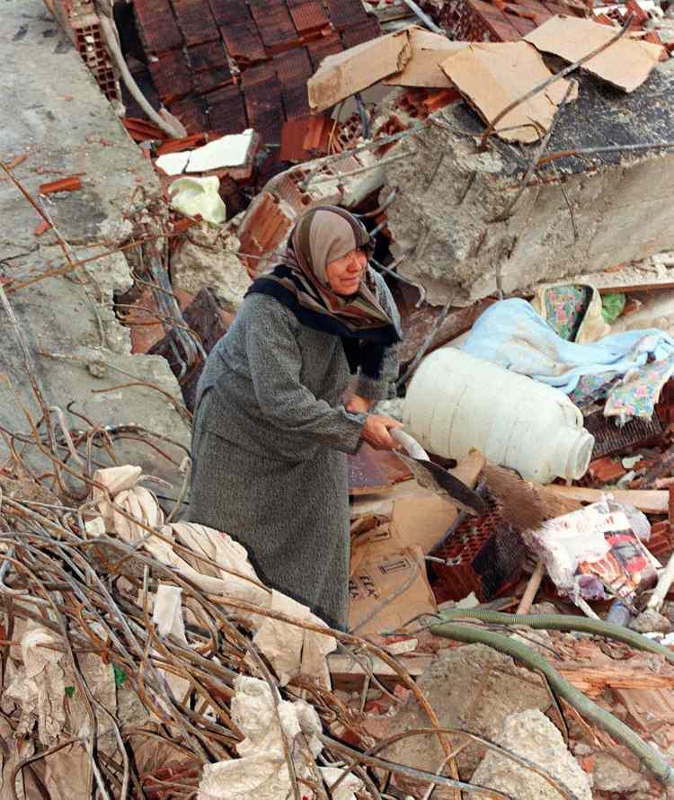 <p><strong>"Düzce'de maksimum kat yüksekliği zemin artı dörttür"</strong></p>

<p>Düzce Belediye Başkanı Faruk Özlü, AA muhabirine, 12 Kasım 1999 depreminin üzerinden 21 yıl geçtiğini ve bu geçen sürede yeni deprem yönetmeliklerine göre kentin konut stoğunun yenilediğini söyledi.<br />
<br />
<em>FOTOĞRAF: 22 Kasım 1999'da Merkez üssü Düzce olan depremin ardından evleri zarar gören vatandaşlar enkazların altında son bir umutla sağlam kalan eşyalarını arıyorlar.</em></p>
