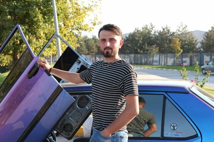 <p>Tokat'ın Erbaa ilçesinde 27 yaşındaki otomobilini boyatıp, kapılarını yukarı doğru kaldıran Beytullah Çetinkaya, aracıyla ilgi odağı haline geldi. Kapı içlerinde döşemeleri olmayan, silecekleri bulunmayan araca 25 bin lira harcayan Çetinkaya, Lamborghini model otomobilden esinlendiğini söyledi.</p>
