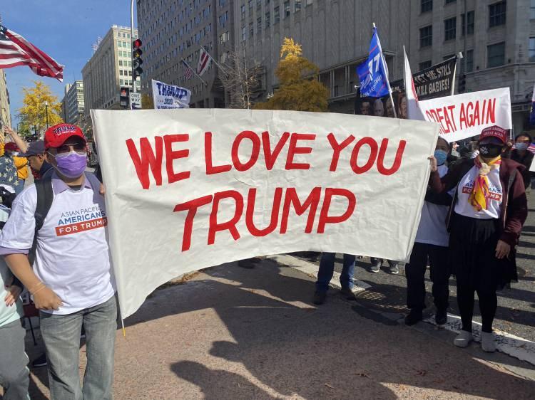 <p>ABD Yüksek Mahkemesi önünde toplanan diğer bir grup da üzerlerinde MAGA şapka ve tişörtlerle, ellerinde bayraklarla Trump lehine slogan attı, adaletli ve bağımsız seçim çağrısında bulundu.</p>
