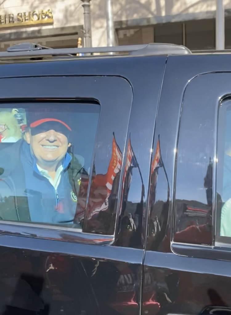 <p>Araç konvoyu içinde göstericilerin bulunduğu Freedom Plaza etrafında turlayan Trump da destekçilerine el sallayarak teşekkür etti.</p>
