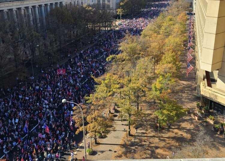 <p>Polisin geniş güvenlik önlemleri aldığı protesto yürüyüşünde göstericiler, “Joe Biden meşru başkan değildir” “Hileli seçimler”, ''4 yıl daha'' şeklinde sloganlar atarken, karşı düşünceden olduğu anlaşılan gruplarla zaman zaman gerginlik ve arbede yaşandı.</p>
