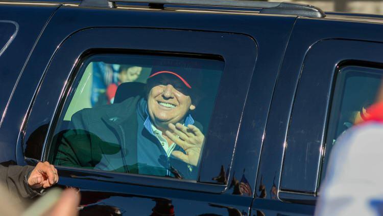 <p>ABD Başkanı Donald Trump sosyal medya hesabı üzerinden destekçileri tarafından ülkenin başkenti Washington DC’de başkanlık seçim sonuçlarına karşı düzenlenen yürüyüşe dair açıklamada bulundu. “Biz KAZANACAĞIZ” diyen Trump, “Yüzbinlerce kişi DC’de (Washington) desteklerini gösteriyor. Onlar, ‘hileli’ ve ‘yozlaşmış’ bir seçimi desteklemeyecekler” ifadelerini kullandı.</p>

<p> </p>
