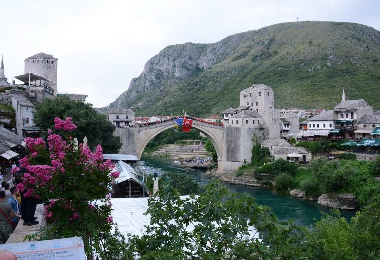 <p><strong>- 2004 yılında yeniden açıldı</strong></p>

<p>Savaşta Hırvat Savunma Konseyine (HVO) bağlı topçu birliklerinin 8 Kasım 1993'te başlattığı yoğun top atışlarına dayanamayan Mostar Köprüsü, bir gün sonra saat 10.16'da yıkıldı.</p>

<p> </p>
