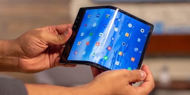 <p>Geçtiğimiz yıllarda Samsung ve Huawei'nin katlanabilir ekranlı cihazları büyük ilgi görmüştü. LG firması da rulo hale gelen bir ekran tasarımının patentini aldı. Bu tasarımlar her ne kadar ilginç olsa da artık alıştık. </p>

