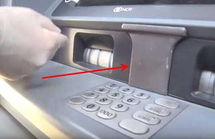 <p>ATM'lerden para çekerken pek çoğumuz dikkatli davranmıyoruz; bakın dikkatsiz davrandığımızda ATM önünde bizi bekleyen tehlike ne?</p>

