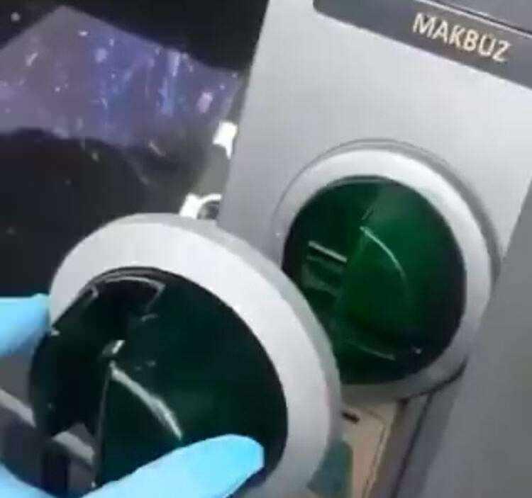 <p>Oysa dışarıdan bakıldığında kredi kartınızı soktuğunuz bu bölmeyi gerçeğinden ayırmak oldukça güç. Sadece güç uyguladığınızda 'oyunu' görebilme şansınız var.</p>
<p> </p>