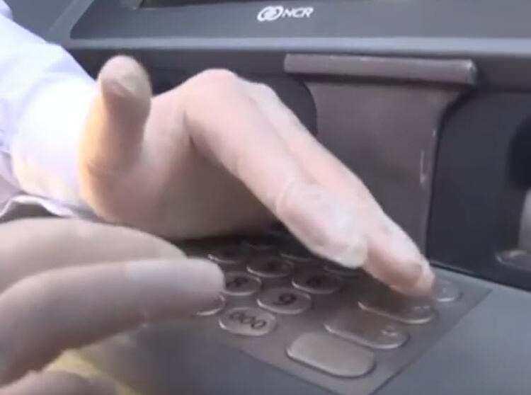 <p>Tuş takımının bulunduğu aparat da kolayca kendinize doğru çekildiğinde size gelir. Şifre girerken elinizi bu şekilde tutun.</p>
<p> </p>