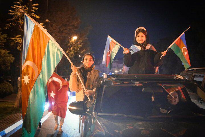 Azerbaycan halkı sokaklara d&ouml;k&uuml;ld&uuml;