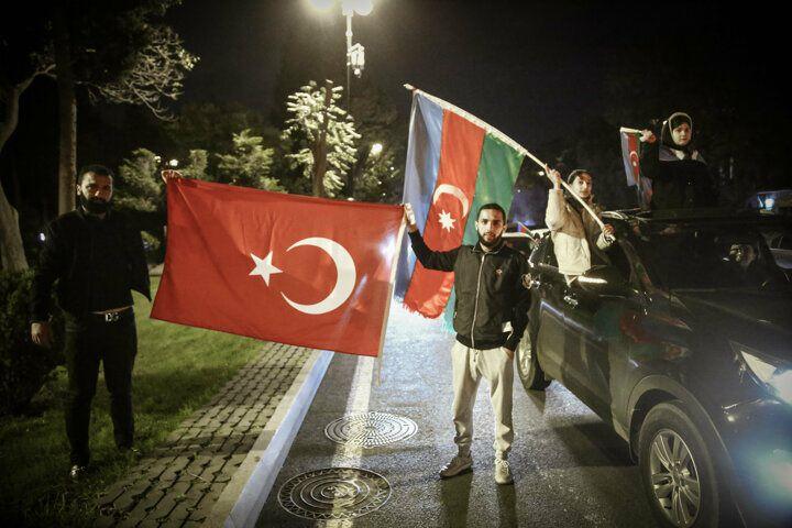 Azerbaycan halkı sokaklara d&ouml;k&uuml;ld&uuml;