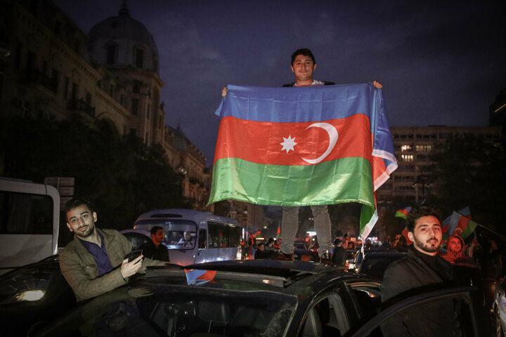 Azerbaycan halkı sokaklara d&ouml;k&uuml;ld&uuml;