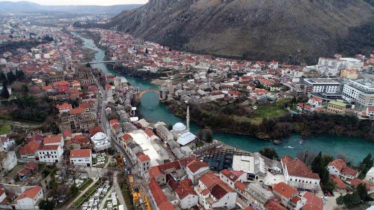 <p>Asırlar boyunca farklı kültür ve medeniyetleri birbirine bağlayan bu köprünün yıkılması, Bosna'daki savaşta dünya kamuoyunun en fazla tepkisini çeken olaylardan biri olurken, birçok ülke bu yapılana sessiz kalmadı.</p>

<p> </p>

<p> </p>

