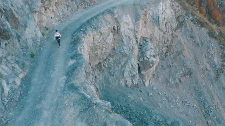 <p><strong>‘AŞAĞIYA DOĞRU BAKINCA ÖDÜMÜZ PATLADI’</strong></p>
<p>Dünyanın en zor yolunda yolculuk ettiklerini ifade eden Emre Gündoğan, "Atmosferiyle doğasıyla her şeyiyle burası çok güzel. Yollar biraz tehlikeli ama adrenalin sevenler buyursun gelsin" dedi.</p>