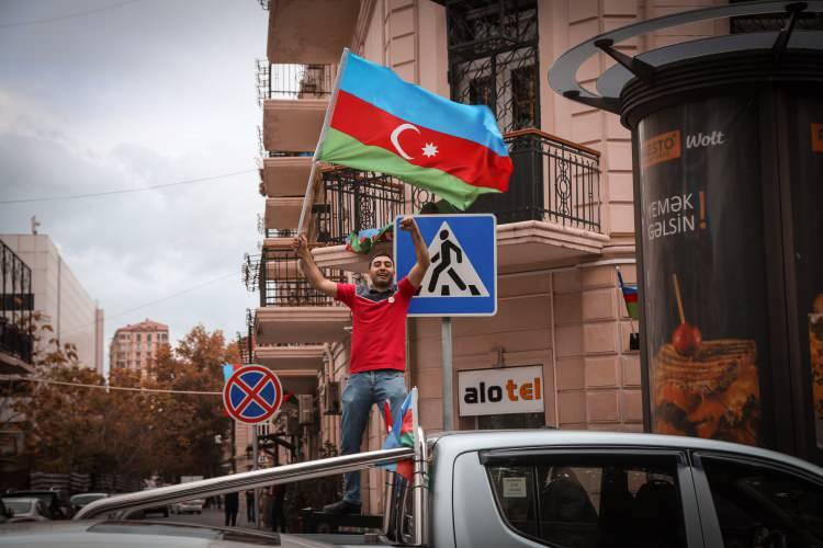 <p>Şuşa, Azerbaycan tarih ve kültürünün simgelerinden olmasının yanı sıra hem bölgeye hakim coğrafi konumu hem de Dağlık Karabağ'ın en büyük şehri Hankendi'ne giden yolun üzerinde bulunduğu için stratejik önem de taşıyor. </p>

<p> </p>
