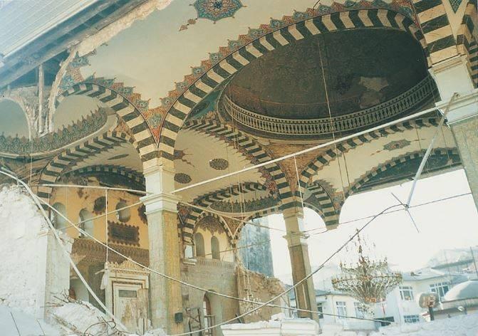 <p>Depremde b&uuml;y&uuml;k bir b&ouml;l&uuml;m&uuml; yıkılan Merkez B&uuml;y&uuml;k Caminin &ouml;nceki hali</p>
