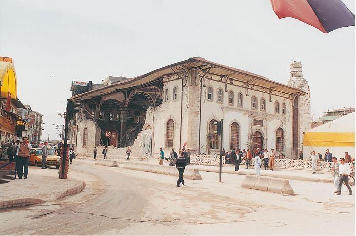 <p>Depremde b&uuml;y&uuml;k bir b&ouml;l&uuml;m&uuml; yıkılan Merkez B&uuml;y&uuml;k Caminin &ouml;nceki hali</p>
