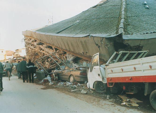 <p>İstanbul Caddesi &uuml;zerinde bulunan ve depremde yıkılan D&uuml;zce İş Merkezi&nbsp;&ouml;nceki hali</p>
