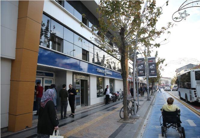 <p>İstanbul Caddesi &uuml;zerinde bulunan ve depremde yıkılan D&uuml;zce İş Merkezinin şimdiki hali</p>
