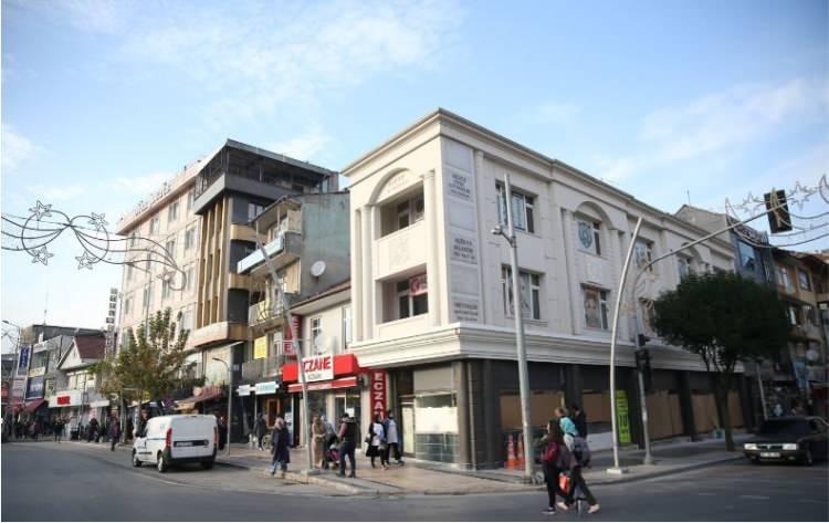 <p>Depremde yıkılan Bulvar Caddesi ile İstanbul Caddesi'nin birleşiminde bulunan binanın&nbsp;şimdiki hali</p>
