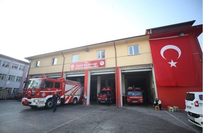 <p>D&uuml;zce Belediyesi İtfaiye M&uuml;d&uuml;rl&uuml;ğ&uuml; hizmet binası aynı yerinde farklı bir mimari ile tekrar inşa edildi.</p>

