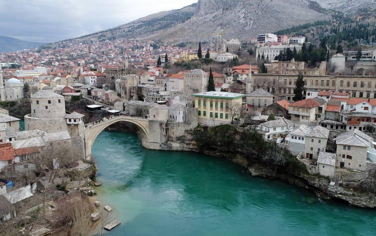 <p>Türkiye'nin de aralarından bulunduğu bazı ülke ve uluslararası kuruluşların desteğiyle aslına uygun olarak yeniden inşa edilen Mostar Köprüsü, 2004 yılında görkemli bir törenle açıldı.</p>
