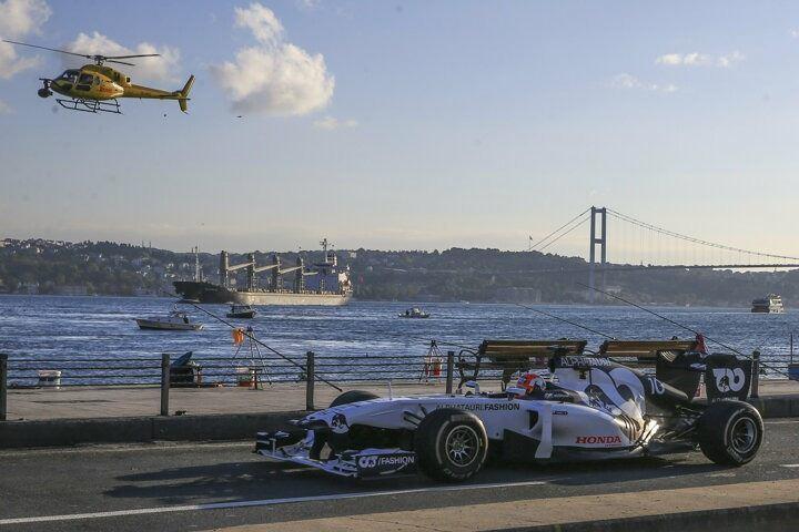 <p>Motor sporlarının en prestijli yarışı olan Formula 1, 13-14-15 Kasım tarihlerinde Cumhurbaşkanlığı himayelerinde İstanbul'da düzenlenecek. Yarışların Türkiye'deki ayağının tanıtım filmi için Eminönü ve Galata Köprüsü'nde çekim yapıldı. F1 araçlarını görmek isteyen bazı vatandaşlar Eminönü'nde yoğunluk oluşturdu. Köprüde sürüş yapan Formula araçları havadan da görüntülendi.</p>
