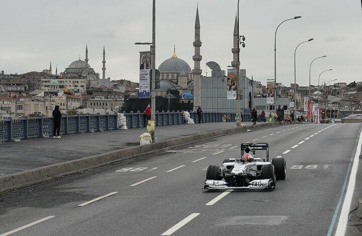 <p>Formula 1 yarışlarının Türkiye'deki ayağının tanıtım filmi için İstanbul'un tarihi noktalarında pilotlar sürüş yaptı.</p>
